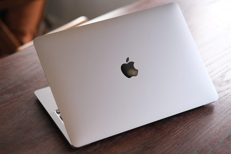 Laptop MacBook được Apple chăm chút từng chi tiết với vỏ nhôm nguyên khối mỏng nhẹ và độ bền cao. Màn hình Retina của MacBook mang lại độ sắc nét v